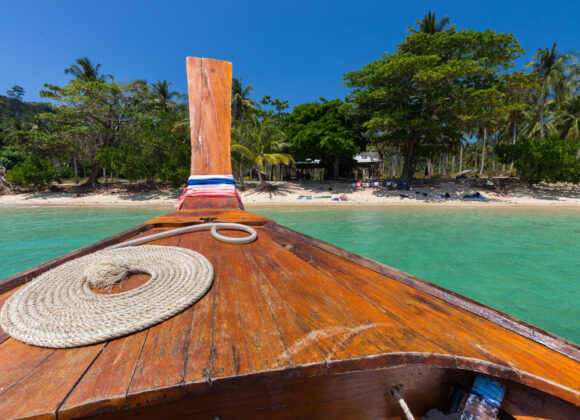 Transport i Thailand – Guide til Offentlig og Privat Transport Thai boat on idyllic beach