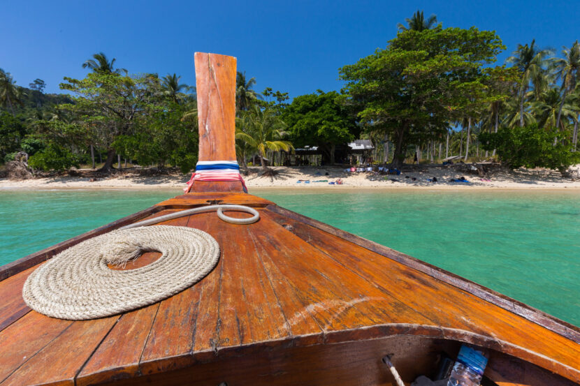 Transport i Thailand – Guide til Offentlig og Privat Transport Thai boat on idyllic beach