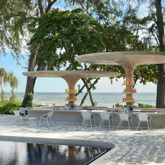 The Standard Hua Hin Pool bar og strand