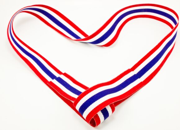 Er det nødvendig at et købe din Thailandsrejse gennem et dansk rejsebureau? 10474607 - thailand flag ribbon in heart shape