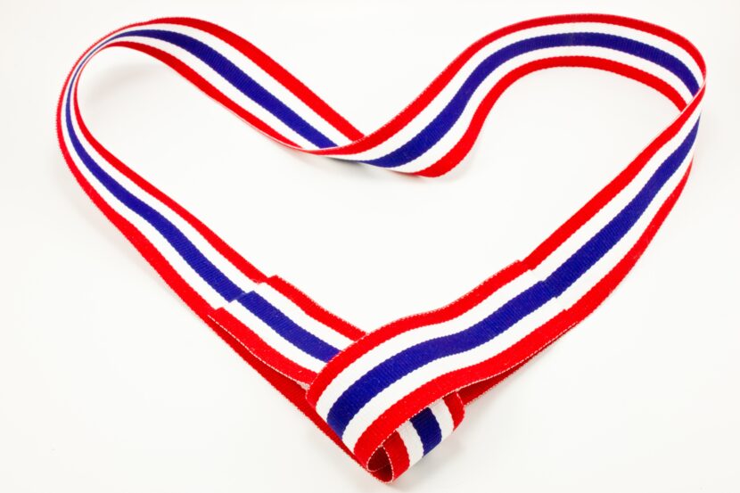 Er det nødvendig at et købe din Thailandsrejse gennem et dansk rejsebureau? 10474607 - thailand flag ribbon in heart shape